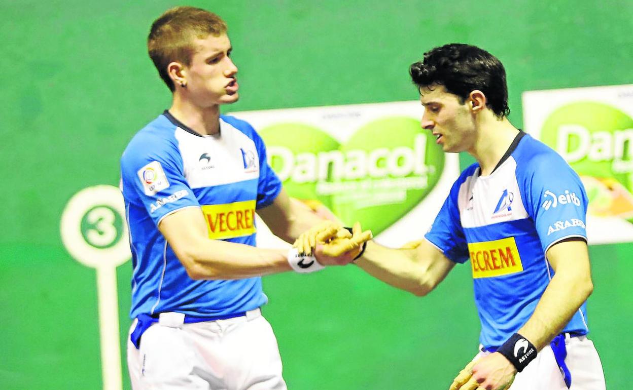 Mariezkurrena II y Altuna III se felicitan tras alcanzar el cartón 22 en el frontón Astelena de Eibar. 