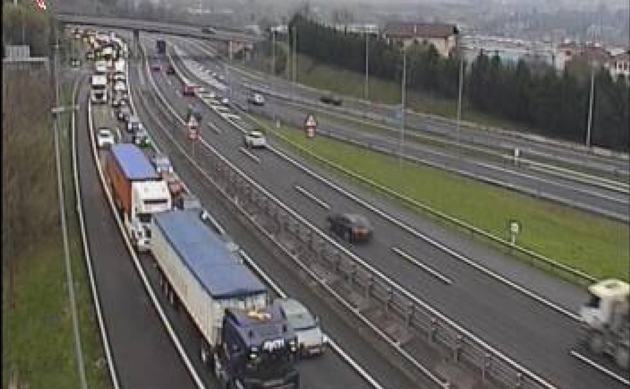 Suceso en Bizkaia: Herido grave tras chocar su coche con un camión en el corredor del Txorierri a la altura de Lezama