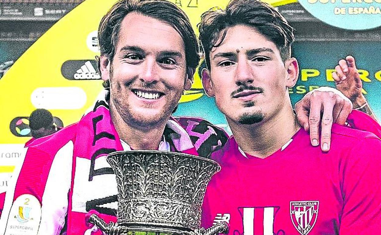 Ibai y Vencedor posan con el trofeo de la Supercopa.