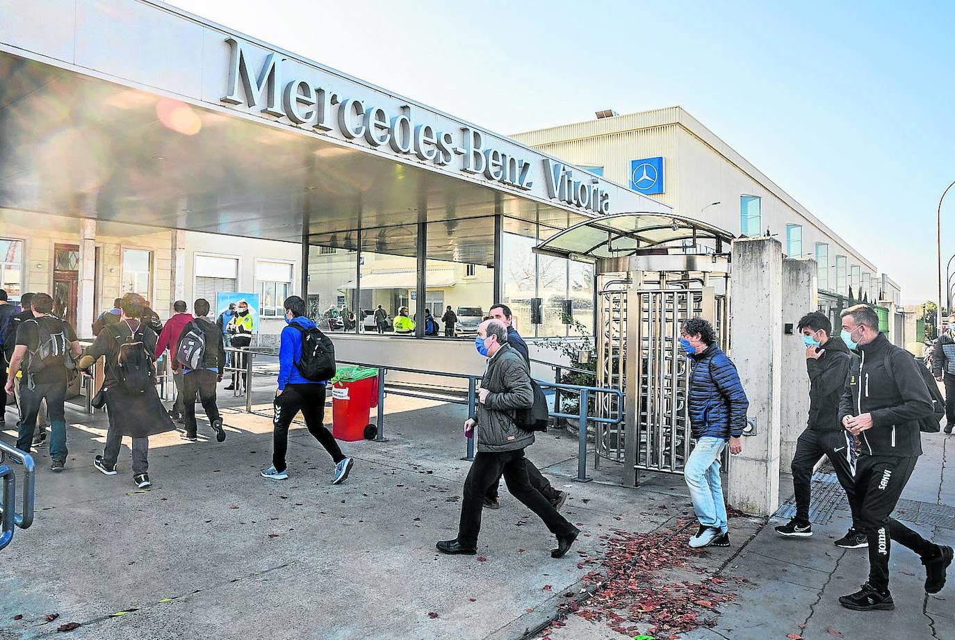 Trabajadores de Mercedes acceden a las instalaciones de la planta para el turno de tarde.