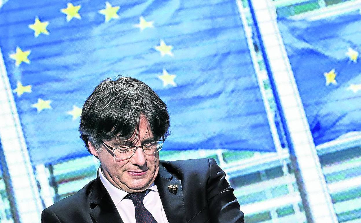 Carles Puigdemont compareció ayer en rueda de prensa para anunciar un inminente recurso. 