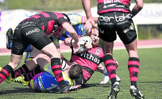 Potgieter retiene el oval en el partido ante el Ourense. 