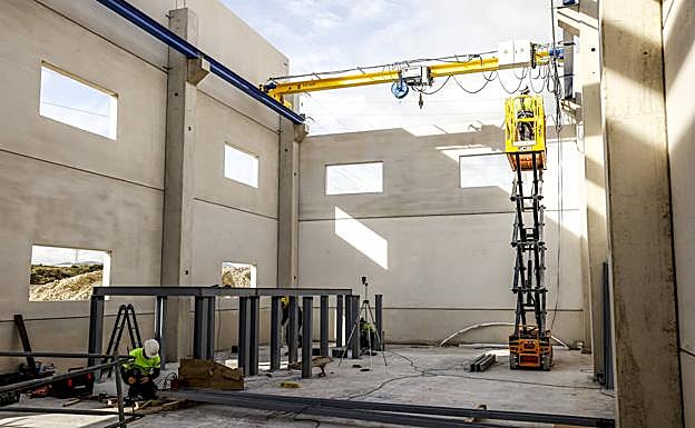 Imagen. Varios trabajadores en la obra de Salvatierra.