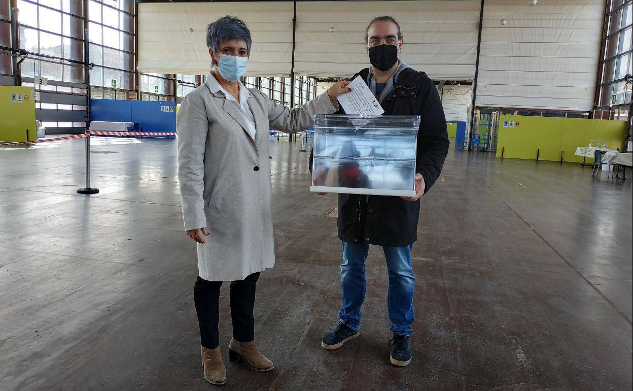 La alcaldesa Ima Garrastatxu y el primer teniente de alcalde, Julian Ríos, en el pabellón multiusos de Landako dónde el domingo se llevará a cabo la primera consulta popular de Durango. 