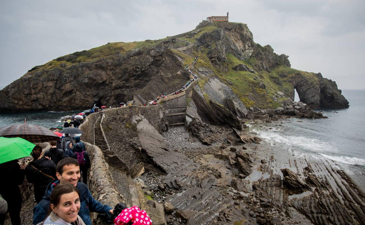 Turistas en San Juan de Gaztelugatxe. 