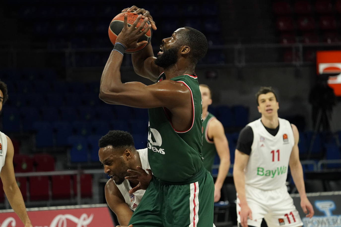 Fotos: LAs mejores imágenes del Baskonia - Bayern