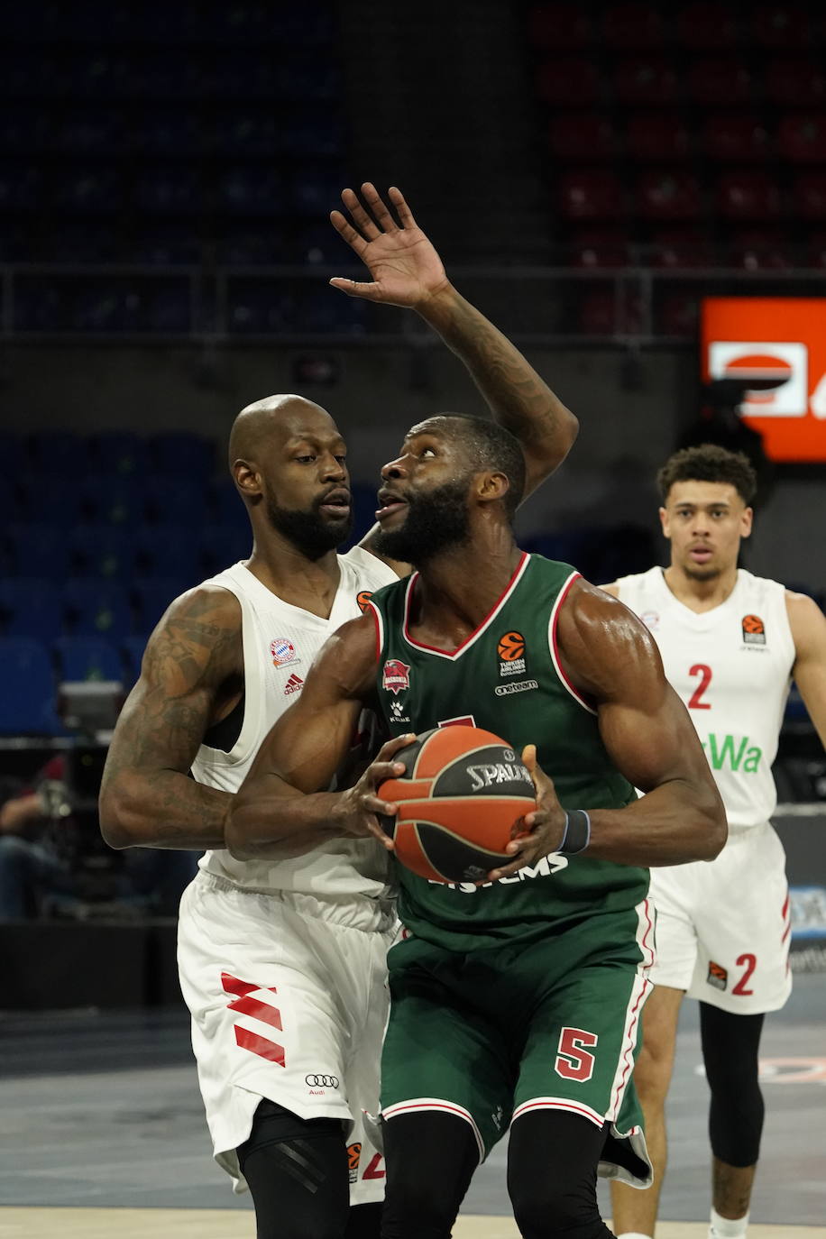 Fotos: LAs mejores imágenes del Baskonia - Bayern