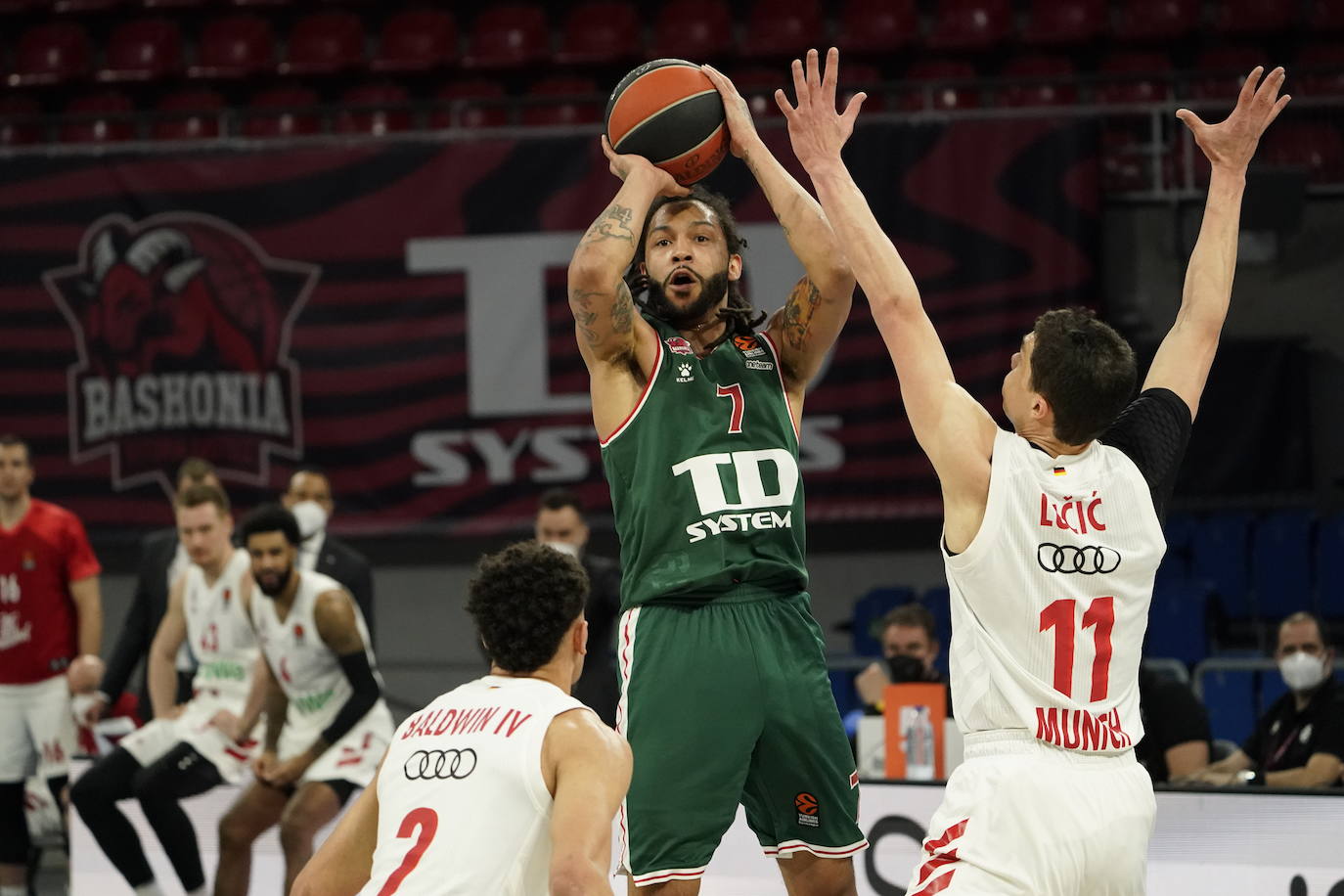 Fotos: LAs mejores imágenes del Baskonia - Bayern