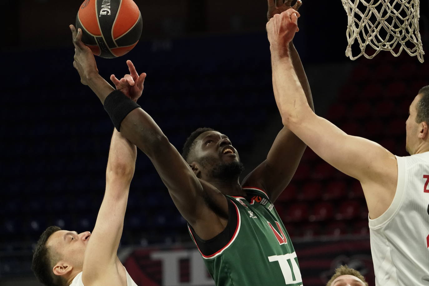 Fotos: LAs mejores imágenes del Baskonia - Bayern