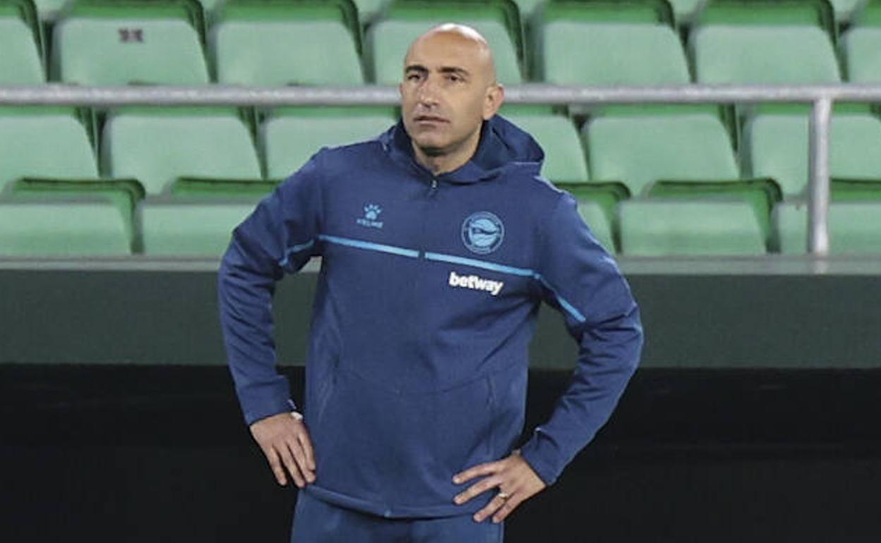 Abelardo sigue el partido del Benito Villamarín. 