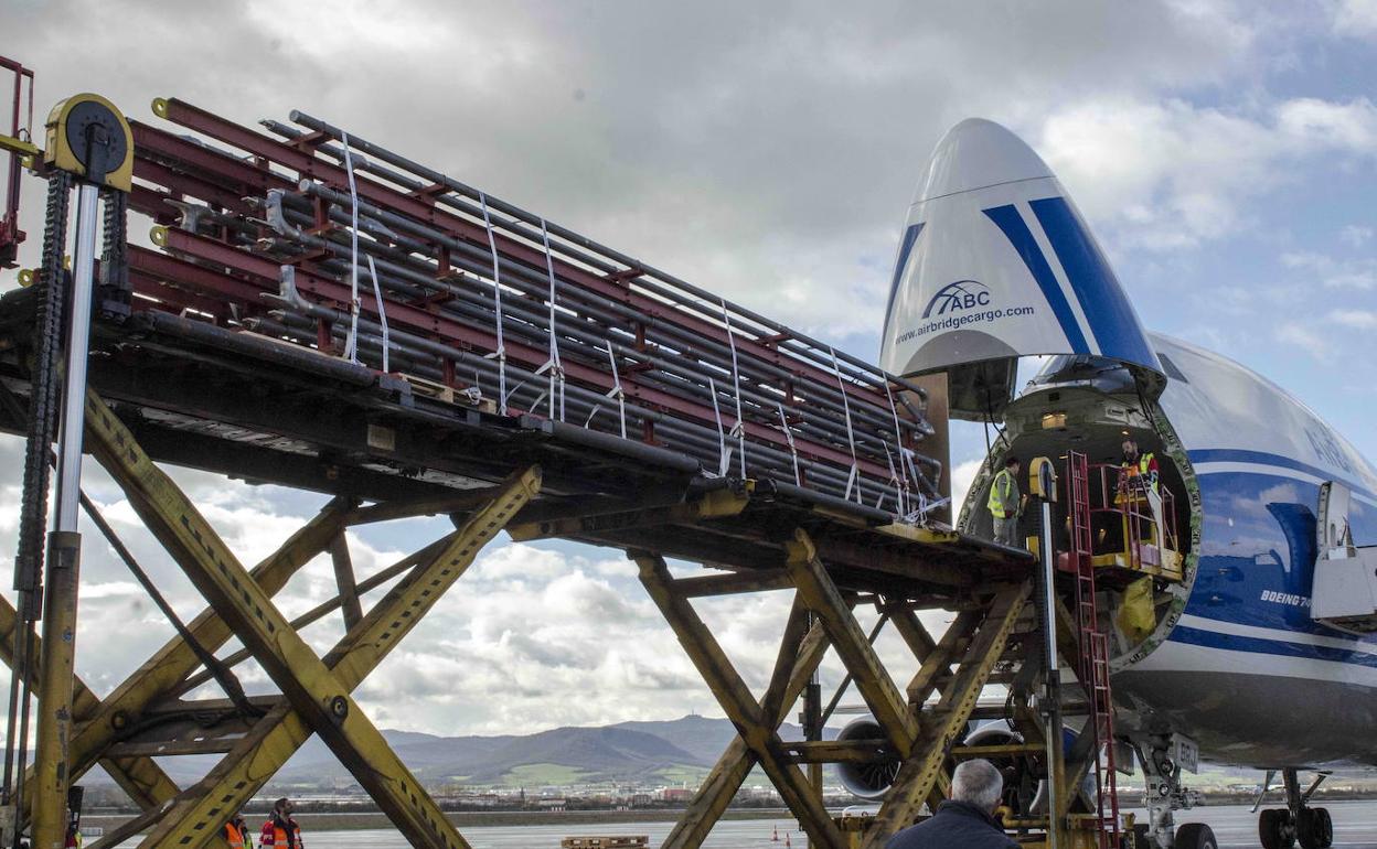 Proceso de carga de un Boeing 747-800 en el aeropuerto de Vitoria.