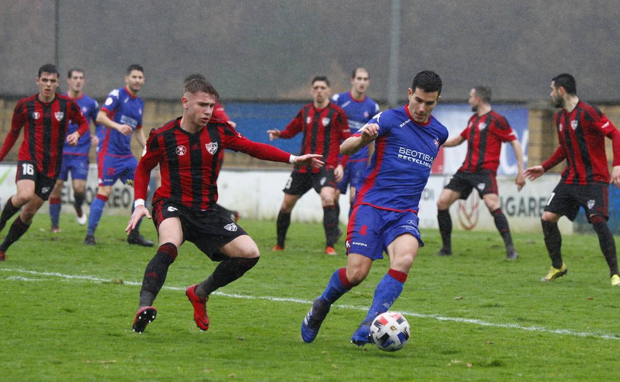 Arregi controla el balón ante Remen en el encuentro de la primera vuelta en Urritxe. 