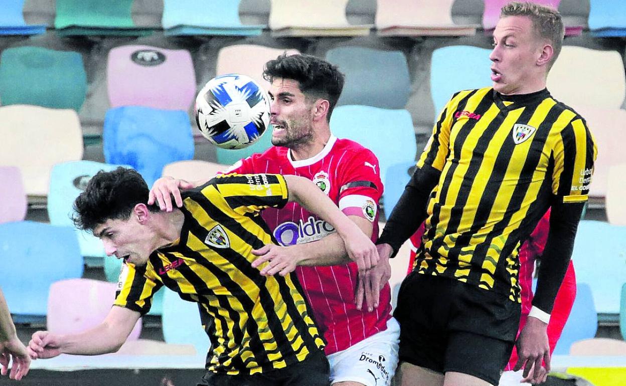 Futbolistas del Barakaldo, durante un partido en Lasesarre. 