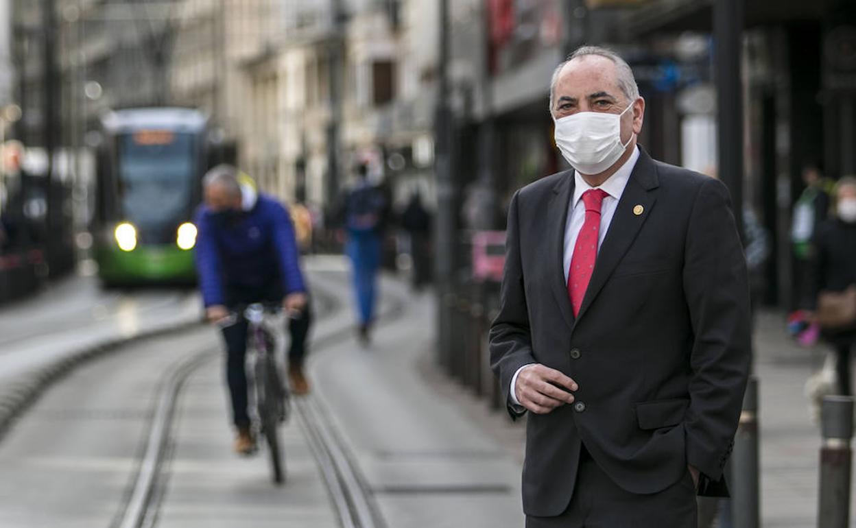 Iñaki Arriola (PSE), a la salida del Parlamento vasco, en la calle General Álava de Vitoria.