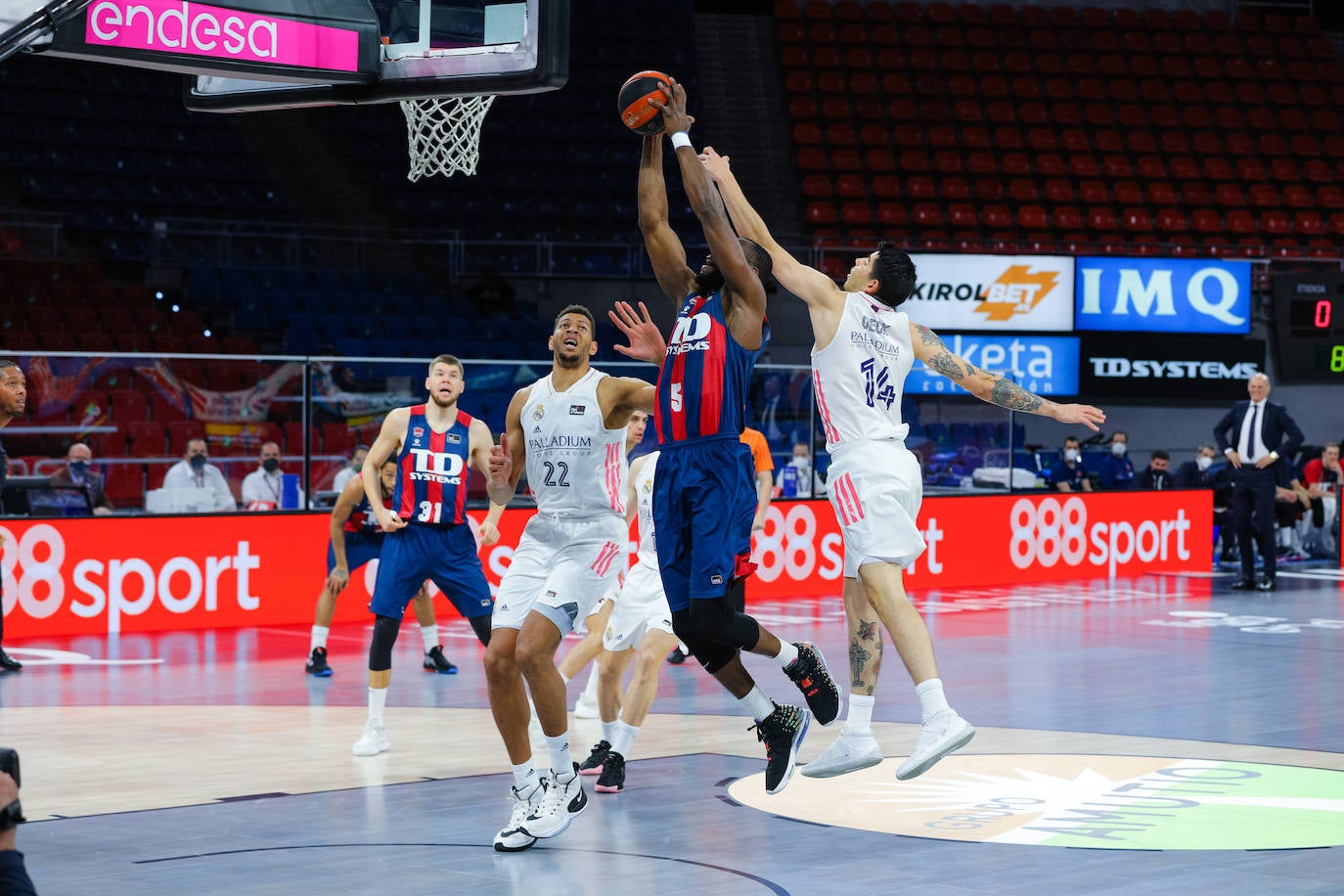 Fotos: Las mejores imágenes del Baskonia - Real Madrid