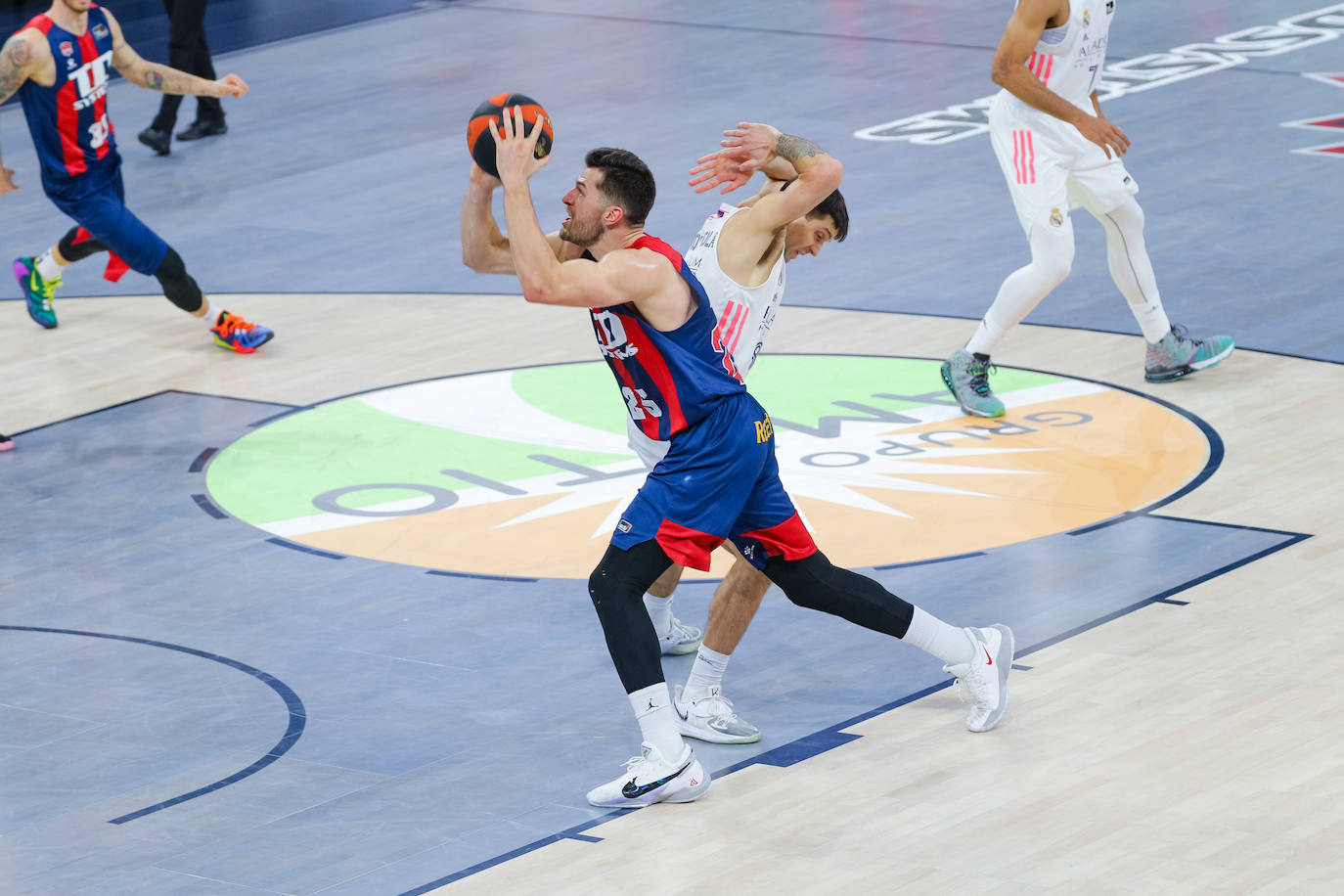 Fotos: Las mejores imágenes del Baskonia - Real Madrid
