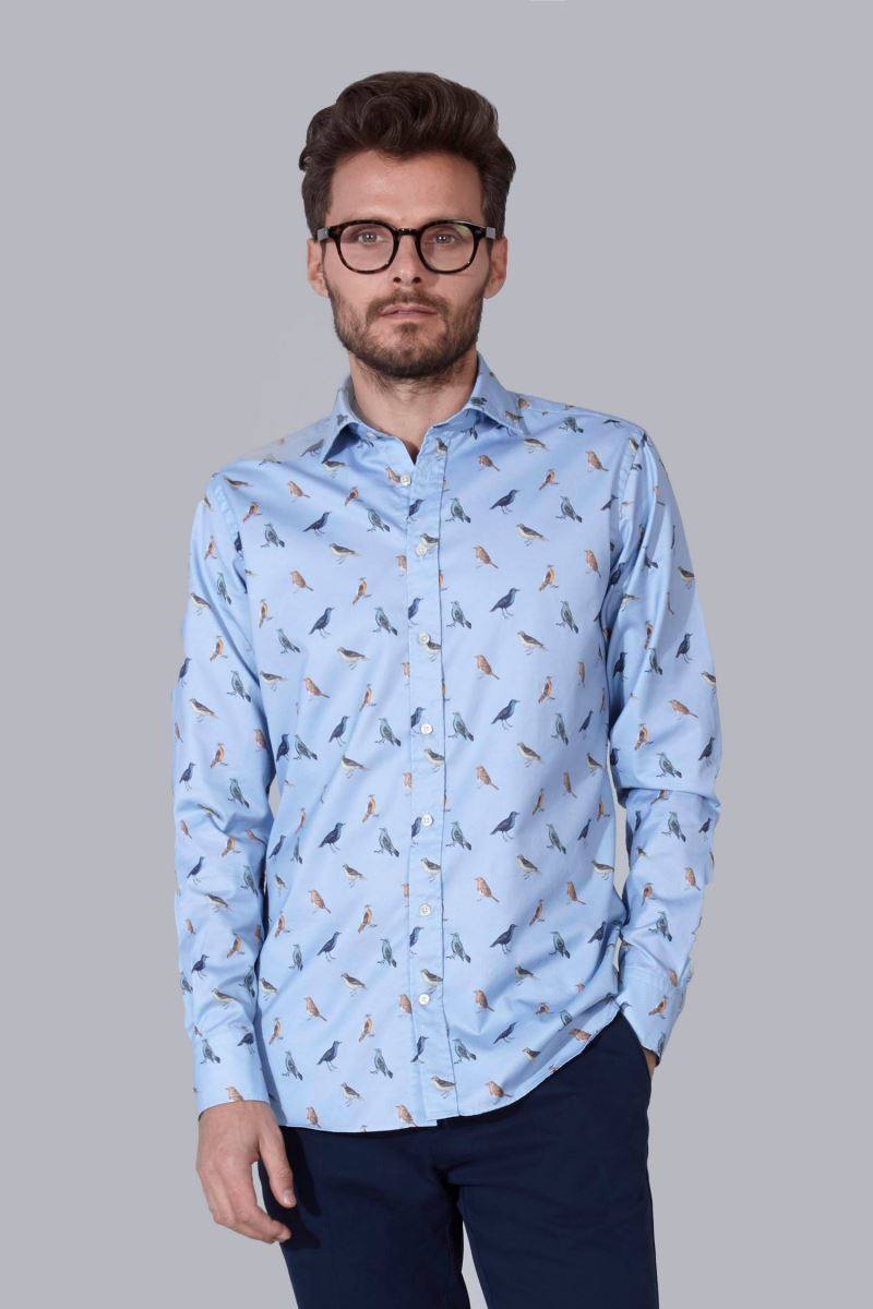 Si sus camisas no se salen de los cuadros o de las rayas, dale vida a su armario con este modelo, que cuenta con un original estampado de pájaros. Es del sastre bilbaíno Lander Urquijo. Lo puedes encontrar en su página web y en su tienda física, situada en la calle Estrauntza, número 1. Cuesta 145 euros.