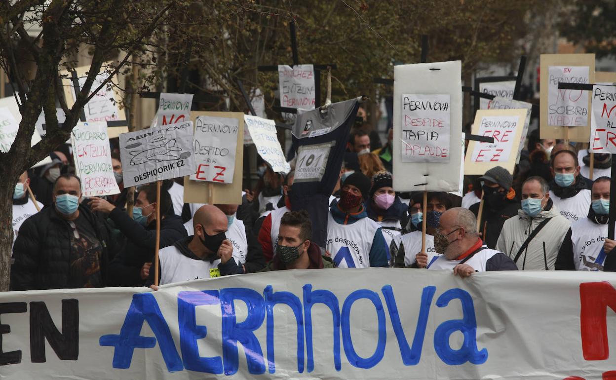 Concentración contra los despidos en Aernnova 