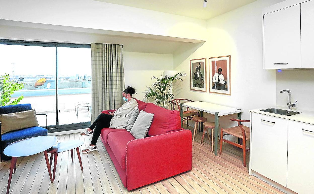 Una usuaria consulta el móvil en uno de los apartamentos de Líbere en la Avenida de Gasteiz; el apartahotel abrió en diciembre con 258 plazas.