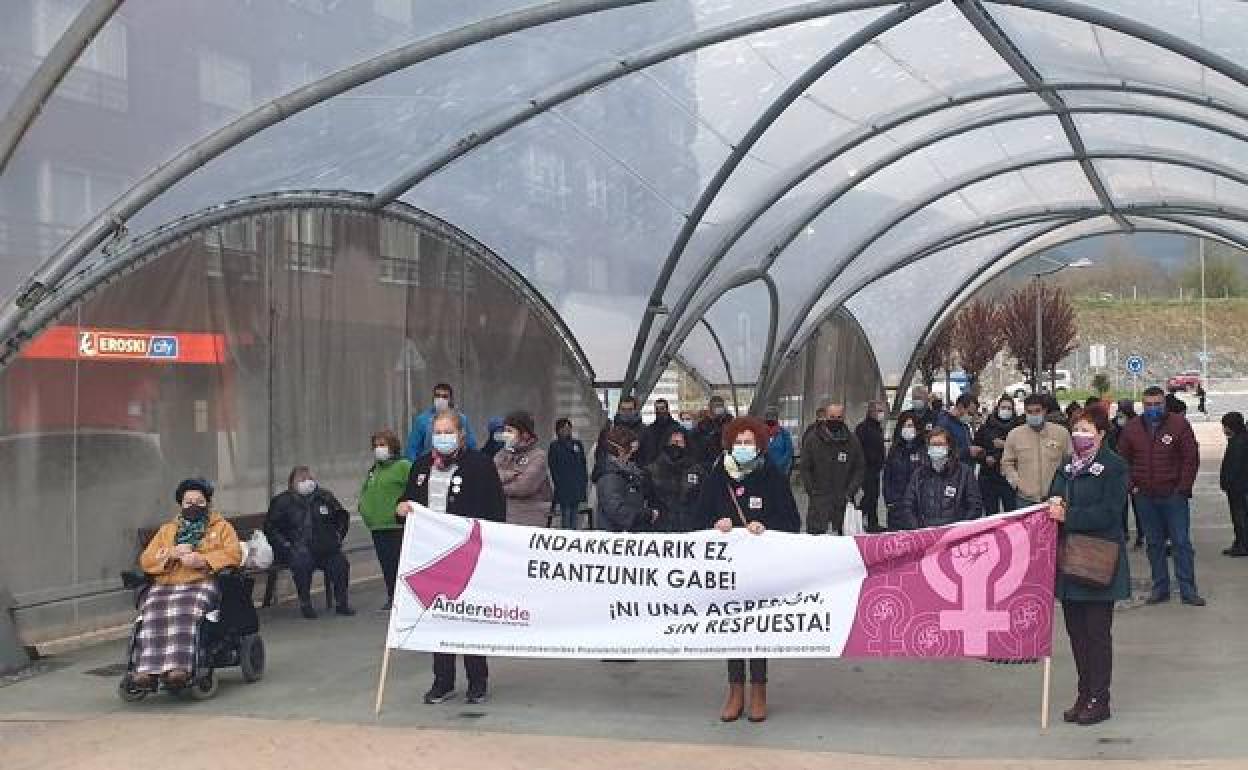 Concentración contra la última agresión ayer en Iurreta.