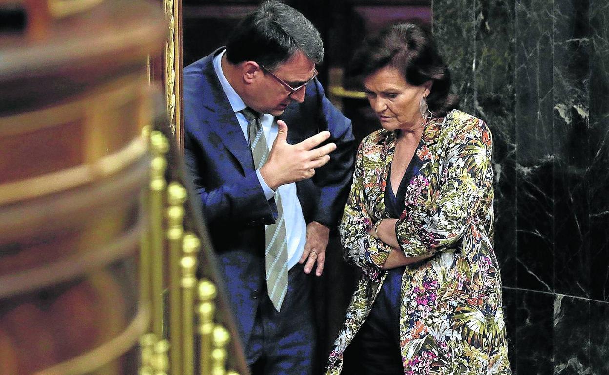 Carmen Calvo y Aitor Esteban charlan en el Congreso durante la celebración de un pleno antes de la pandemia 