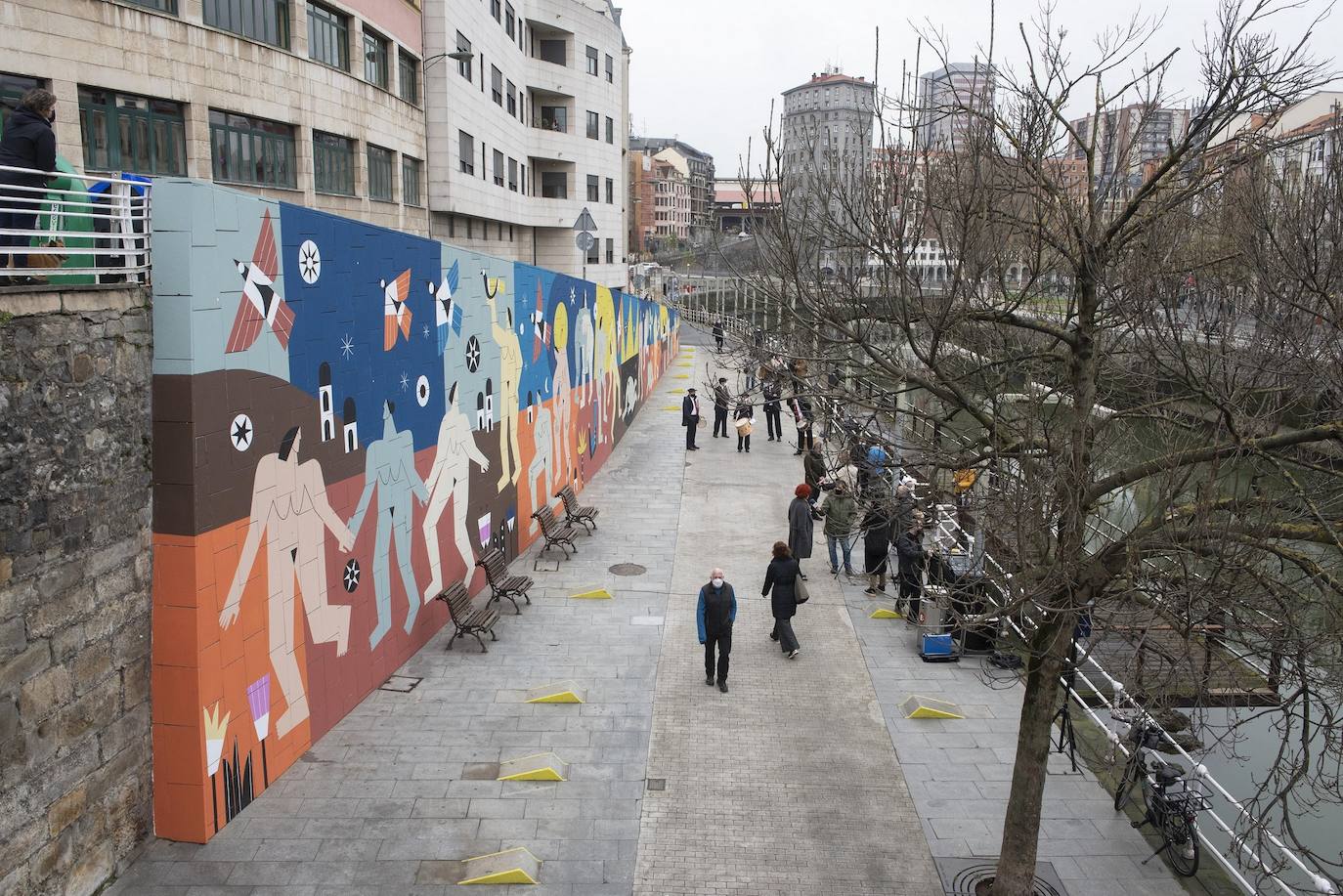 Fotos: «No estáis solas»: un muro contra la violencia de género en el muelle de La Merced (Bilbao)