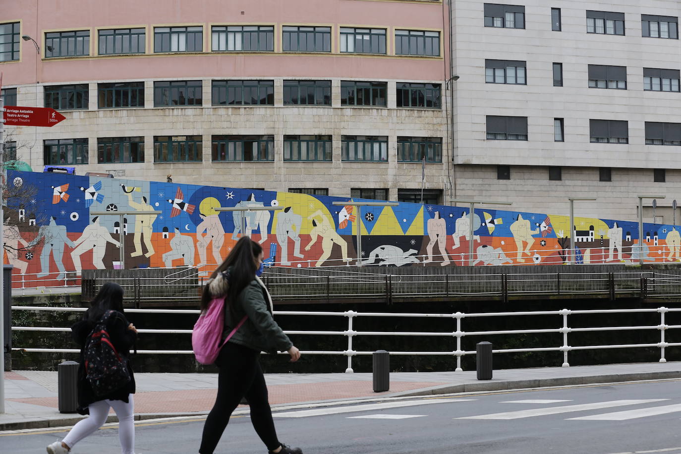 Fotos: «No estáis solas»: un muro contra la violencia de género en el muelle de La Merced (Bilbao)