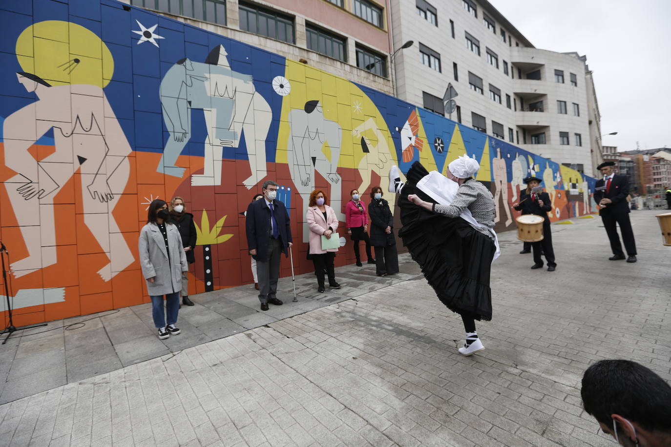 Fotos: «No estáis solas»: un muro contra la violencia de género en el muelle de La Merced (Bilbao)