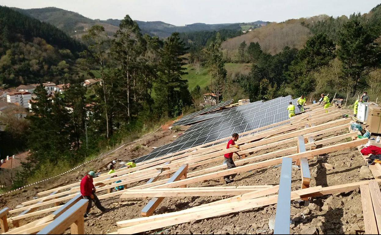 Operarios trabajan en la instalación de las placas fotovoltaicas en los terrenos del barrio Altxikar.