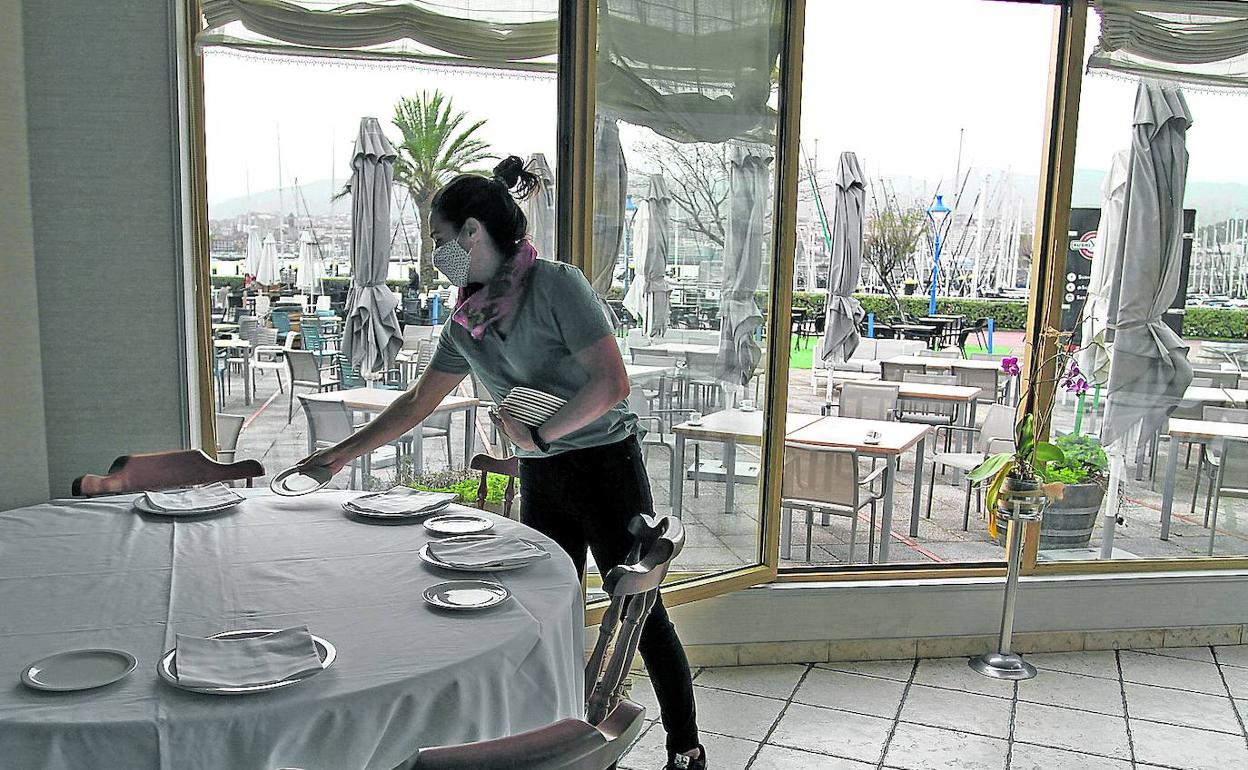 Preparación de mesas en un restaurante ubicado en Getxo. 