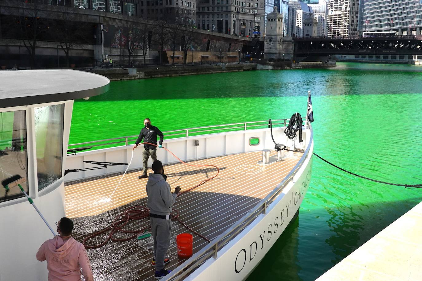 Un barco navega por el río Chicago después de haber sido teñido de verde en celebración del Día de San Patricio en Chicago, Illinois.