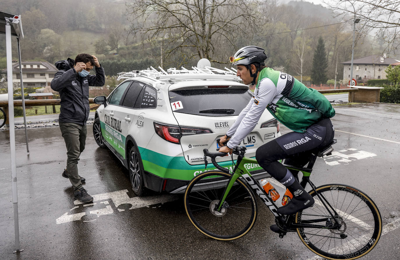 Fotos: El Caja Rural prepara la Itzulia en Llodio