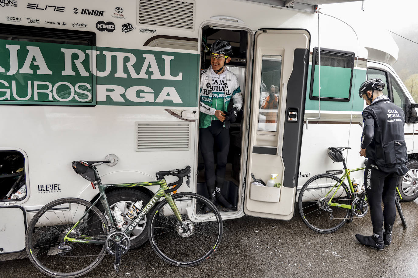 Fotos: El Caja Rural prepara la Itzulia en Llodio