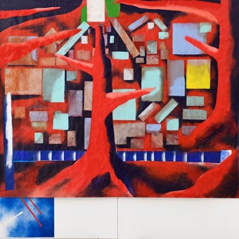 Ismael Iglesias con su obra en el yacimiento Corazón de María. 