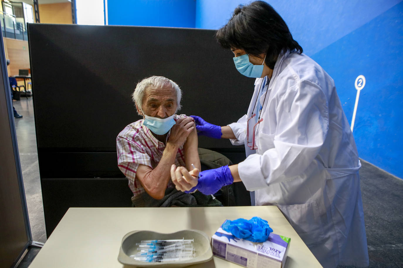 Cecilio Fernández, vecino de 80 años, fue por su cuenta en coche. «Algún día tocará irse, pero que no sea de esto», zanja.