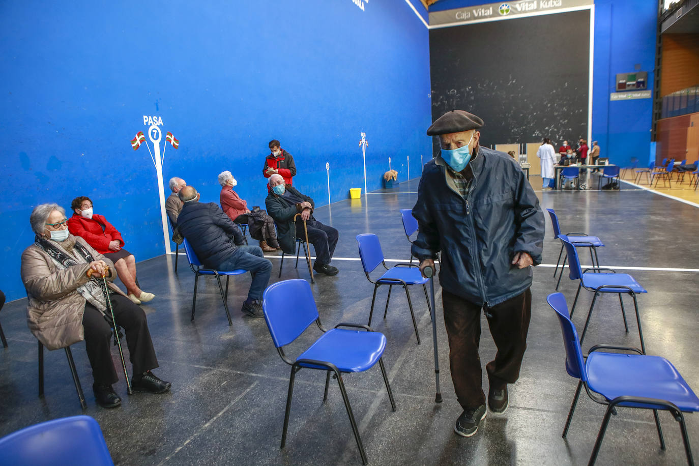 Una vez vacunados, los mayores deben esperar 15 minutos para asegurarse de que la vacuna no le crea ningún efecto adverso. Los alérgicos deberán aguardar un poco más: media hora.