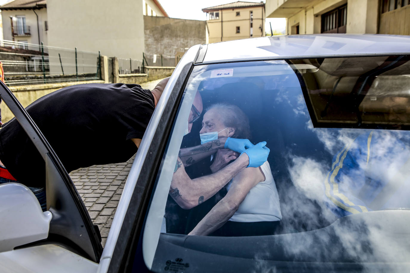 Amparo Zapatería tiene 80 años. Es navarra, pero lleva 51 años viviendo en Montaña Alavesa. Hasta allí le ha llevado su hijo. «Si no vengo en coche no puedo venir. Hay que tener cuidado y no perderle el respeto al virus».