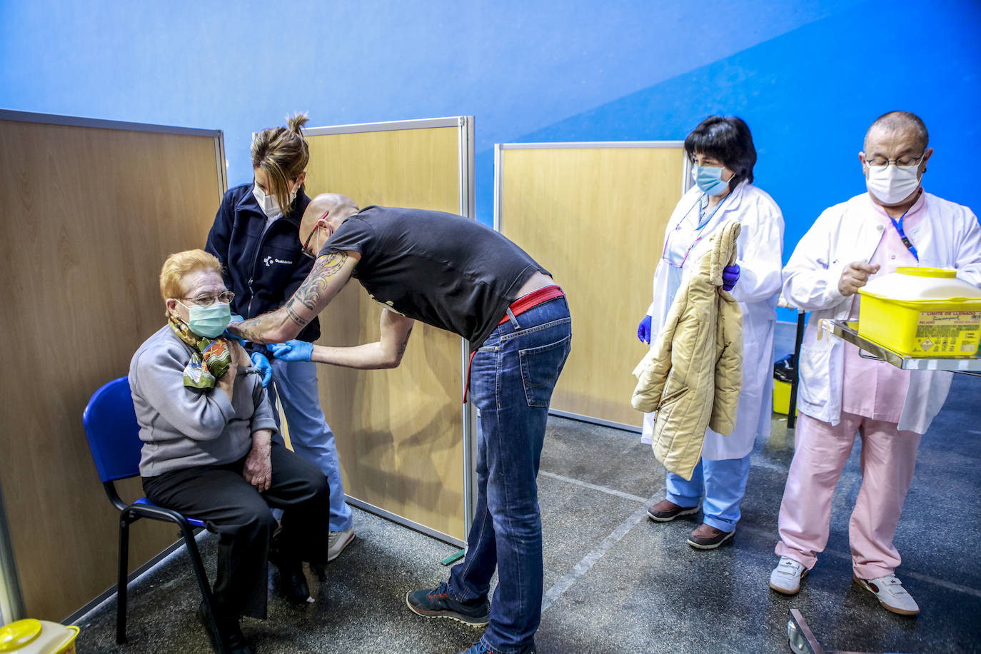 Ocho sanitarios trabajaron en una mañana maratoniana en Santa Cruz de Campezo. Cuatro pertenecen al centro de salud de la zona y otros tantos llegaron como refuerzo desde el HUA.