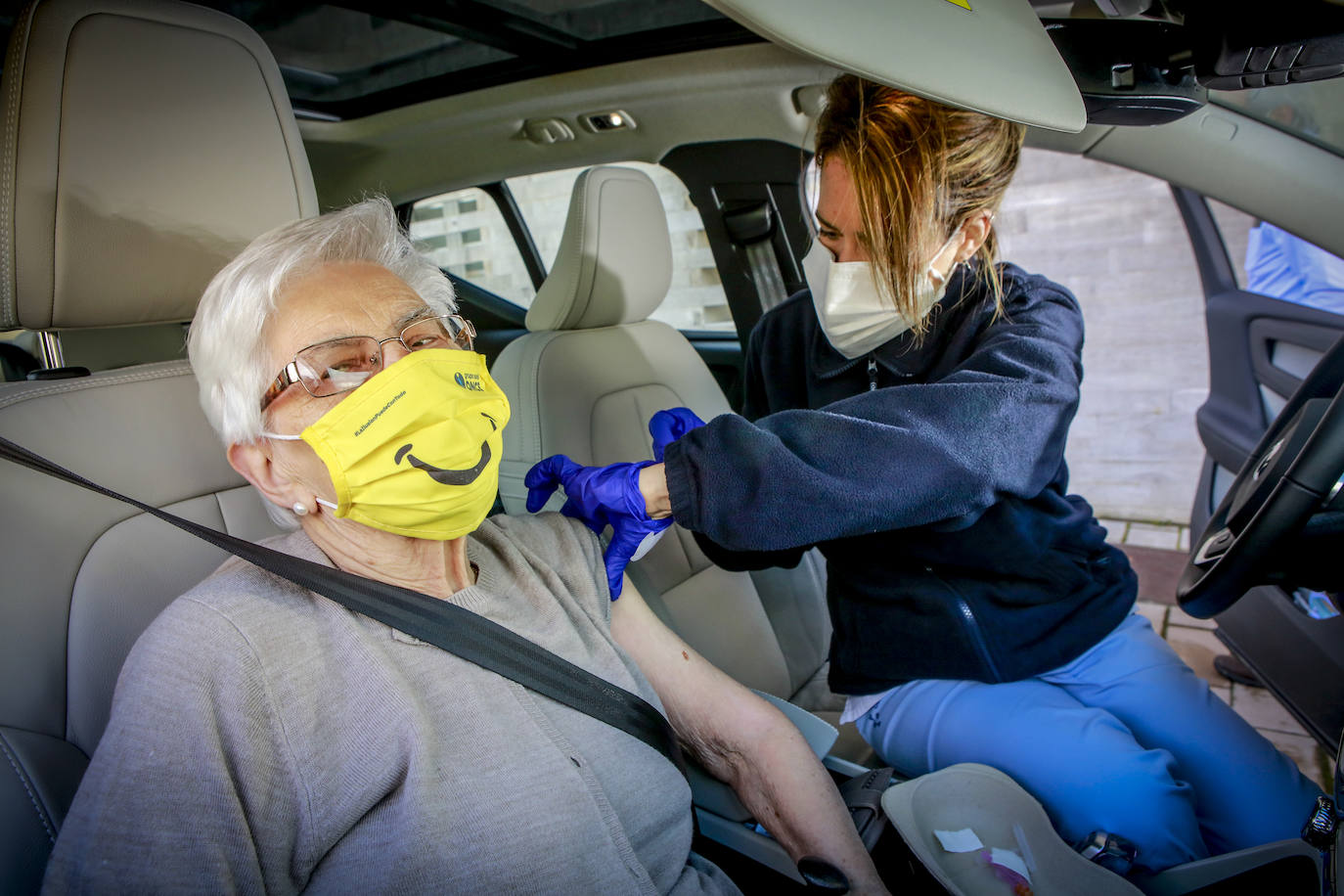 Las citas están programadas cada dos minutos y la jornada de vacunación se dividen en tandas de media hora en las que se alternan las inyecciones en el frontón y en los coches.