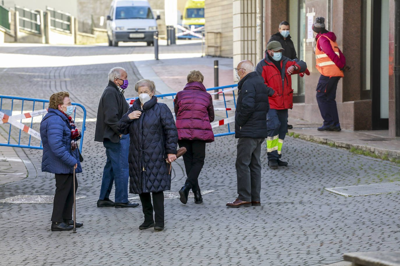 La calle Juntas Generales, donde se encuentran el frontón y el centro de salud de Santa Cruz de Campezo, estuvo cortada al tráfico para que solo accediesen los pacientes que iban a ser vacunados. 