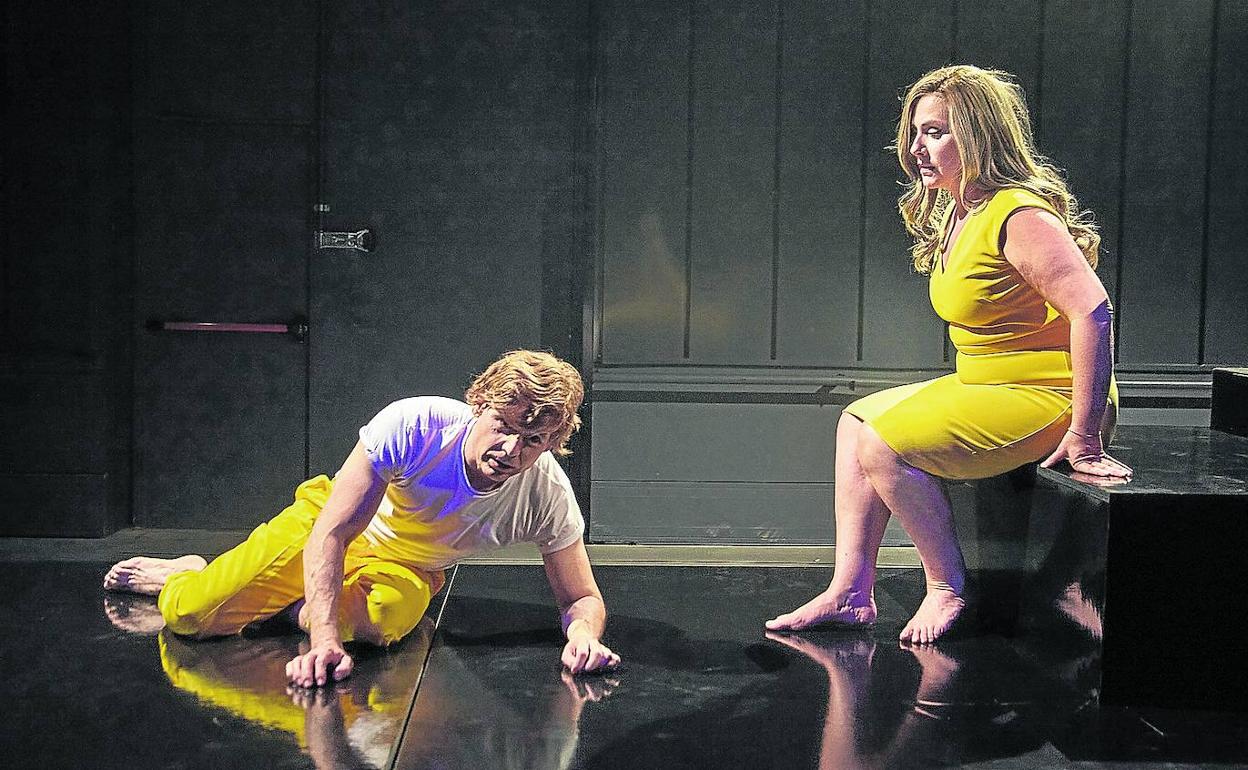 El barítono Enrique Sánchez Ramos y la mezzo Inés Olabarria Smith encarnan a la protagonista, Hanna, antes y después de su transformación. 