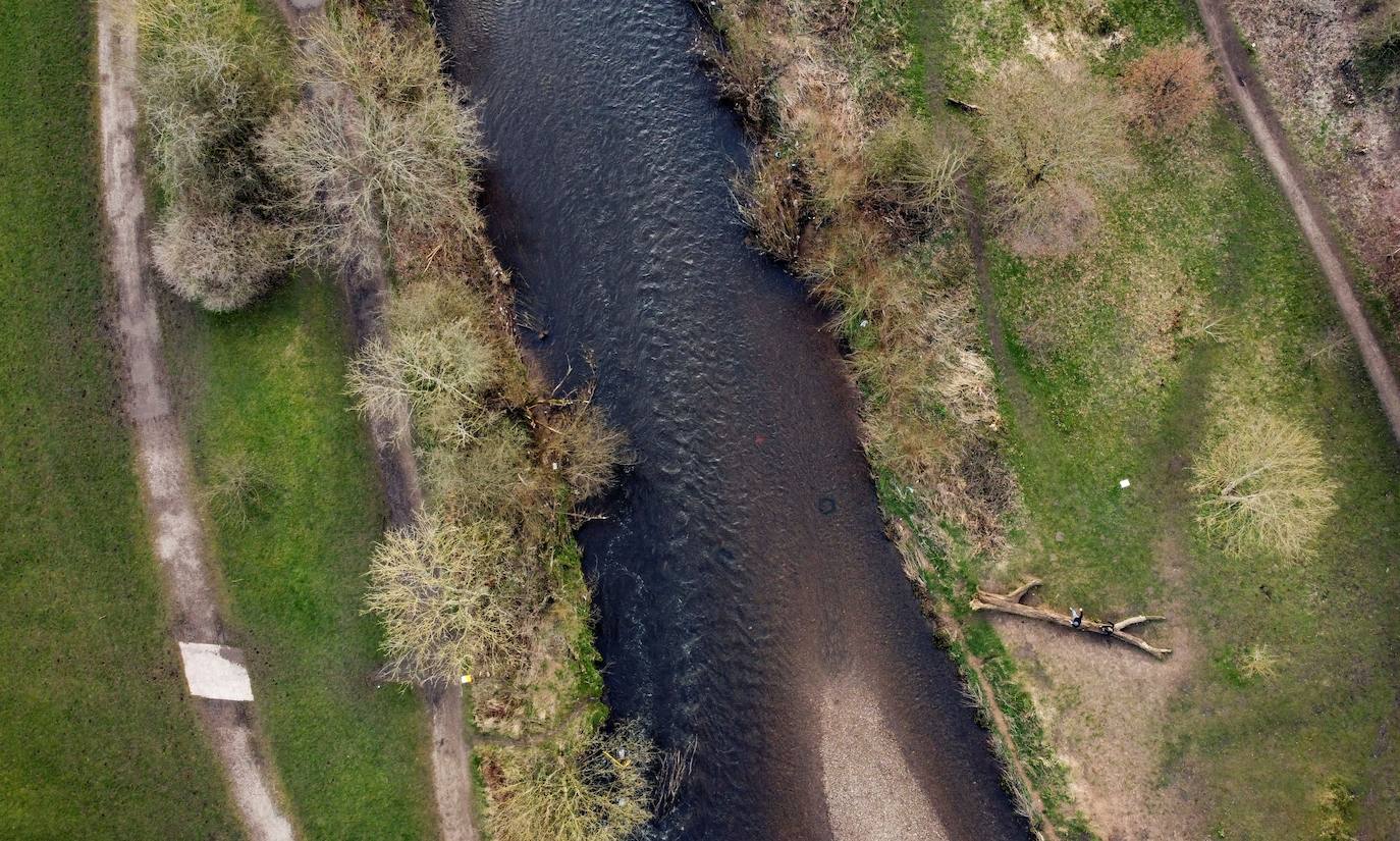 Un informe de la universidad de manchester en 2018 encontró que el río Tame cerca de Denton, tenía el peor nivel de contaminación por microplásticos jamás registrado en cualquier parte del mundo en ese momento.