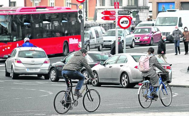 Convivencia. Bicicletas y coches, ayer por las calles de Bilbao. 