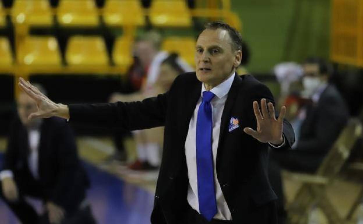Roberto Íñiguez, técnico de Avenida, durante el partido ante el Girona de la Liga Endesa. 