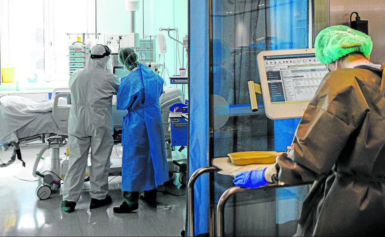 Sanitarios de la UCI del hospital de Cruces tratan a un paciente con coronavirus. 