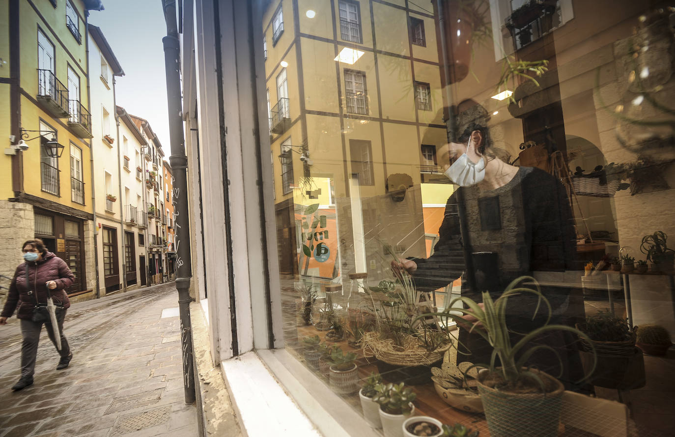 Laura se ha acostumbrado a la vida del Casco con la misma facilidad que los cactus y suculentas que vende en su personalísima tienda. 