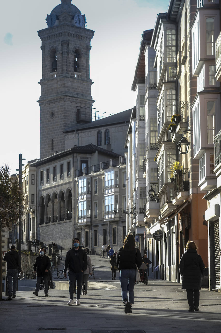 Los paseantes aprovechan los últimos rayos de sol en el entorno de la cuesta de San Vicente.