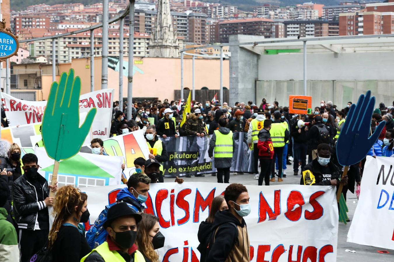 Manifestación contra el racismo y la xenofobia por las calles de Bilbao. 