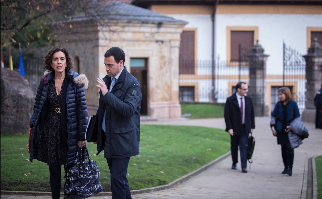 Ibone Bengoetxea, diputada de administracion Publica, hablando con Imanol Pradales, diputado de infraestructuras, en el exterior de la Casa de Juntas de Gernika