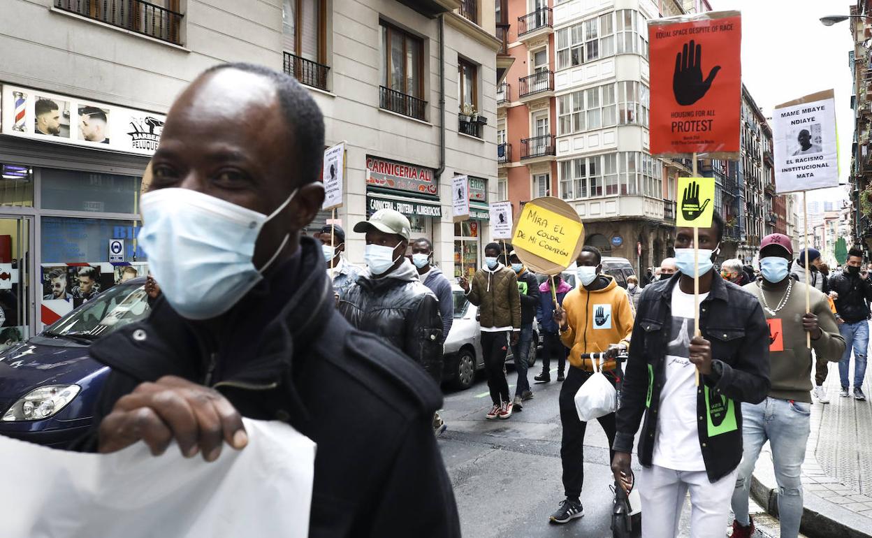Un hombre sujeta una de las pancartas que mostraron ayer en la manifestación que recorrió las calles de Bilbao.